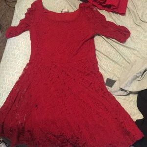 This is very pretty deep red lacy dress!